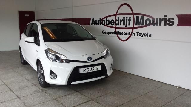 Toyota Yaris 1.5 Full Hybrid Special Edition, 6.100 km.