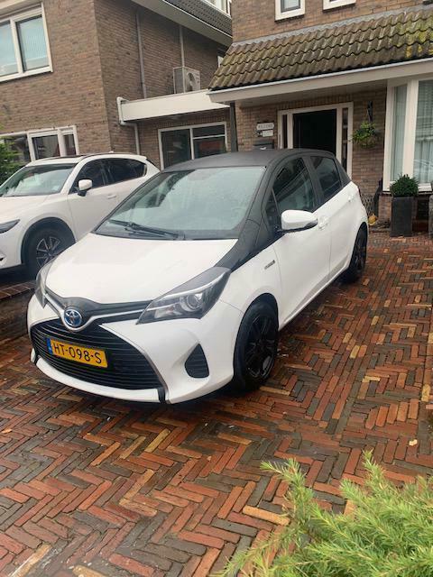 Toyota YARIS 1,5 Hybrid, Dec. 2015, km 90.000. Full Options