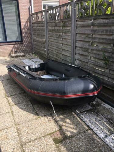 Trident zwarte rubberboot 3 meter lang karpervissen voerboot