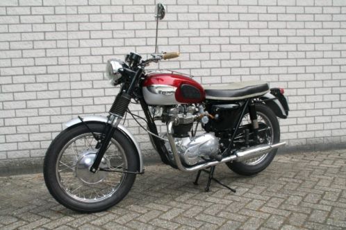 Triumph Bonneville T120 1966, T140E, Links schakelen.