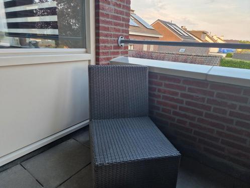 Tuin set van 1 stoel en 2 sits bank. Kussen gratis.