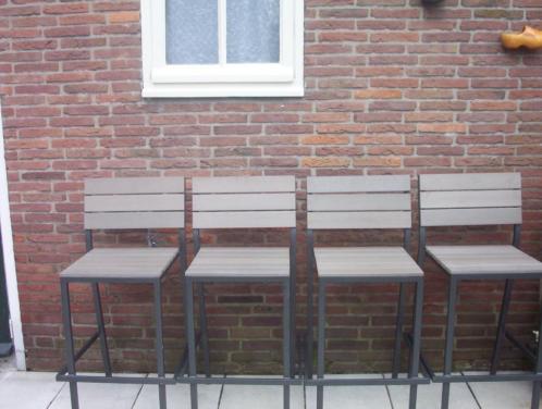 TUINBARSET 1 tafel en 4 hoge barstoelen en GRATIS LIGBED