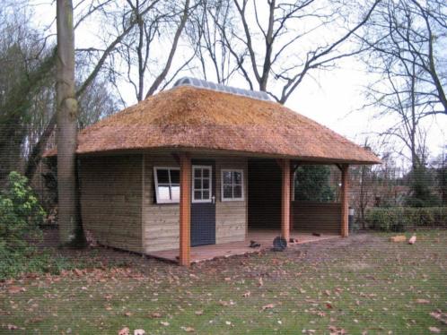 tuinhuis of overkapping met platdak  rietenkap  dakpannen