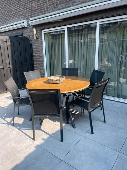 Tuintafel en stoelen