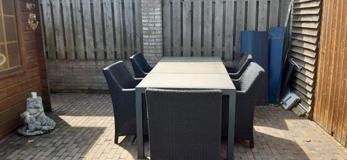 Tuintafel met 5 stoelen.