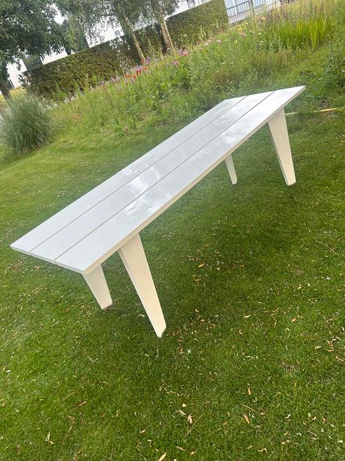 Tuintafel wit polyester blad , houten poten .