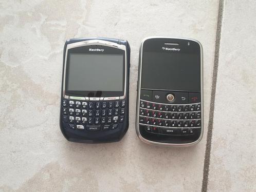 Twee blackberry mobiele telefoons 8700 en 9000
