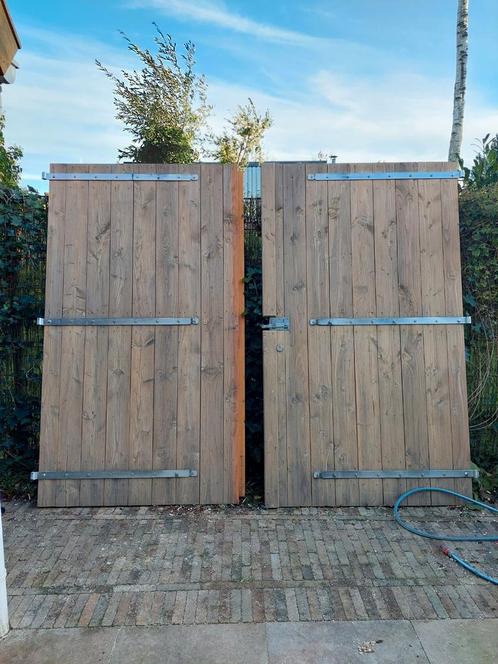 Twee Douglas houten deuren