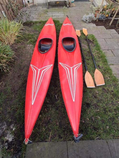 Twee Kayaks met peddels en toebehoren, 415cm x 60cm