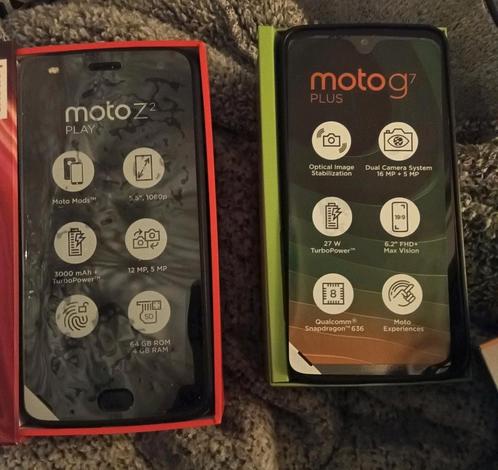 Twee keer mobiele telefoon Motorola.