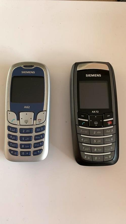Twee keer oude mobiele telefoon Siemens.zonder laders