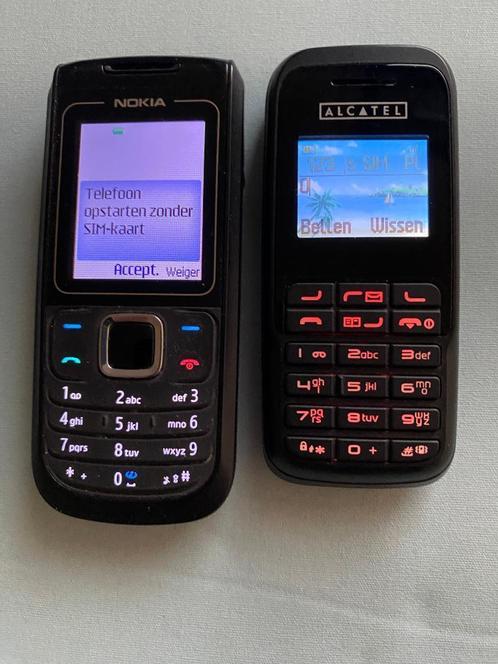 Twee kleine mobieltjes Nokia en Alcatel in mooie staat