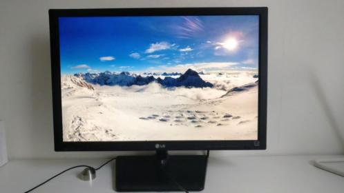 Twee LG Flatron 24 inch AH-IPS monitors met beugel