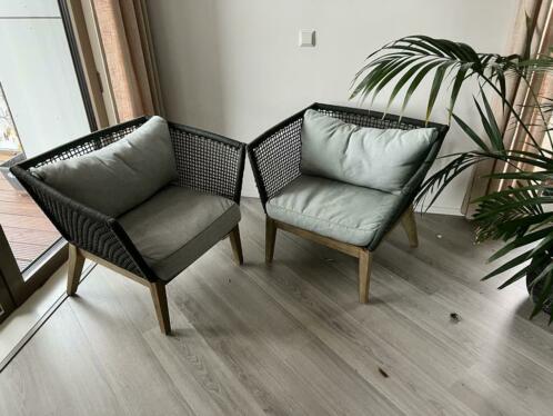 Twee luxe brede loungestoelen
