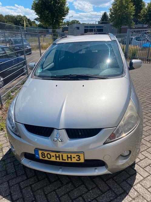 Twee Mitsubishi Grandis 2.4 Mivec 7 2009 Grijs