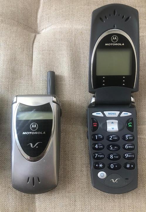 Twee Motorola V60i flip telefoons.