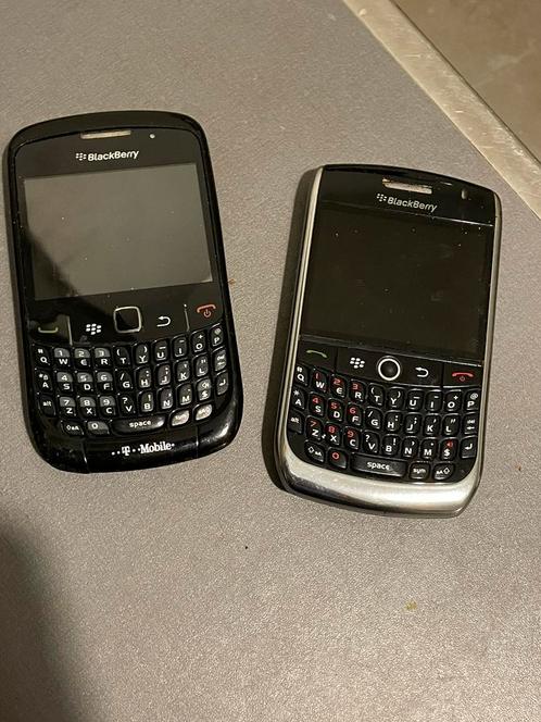 Twee retro blackberry telefoons.