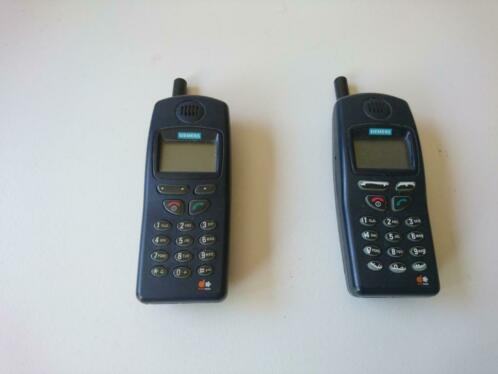 Twee retro mobiele telefoons Siemens met opladers