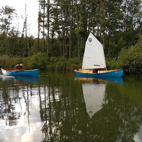 Twee roei en zeil boten met aanhanger