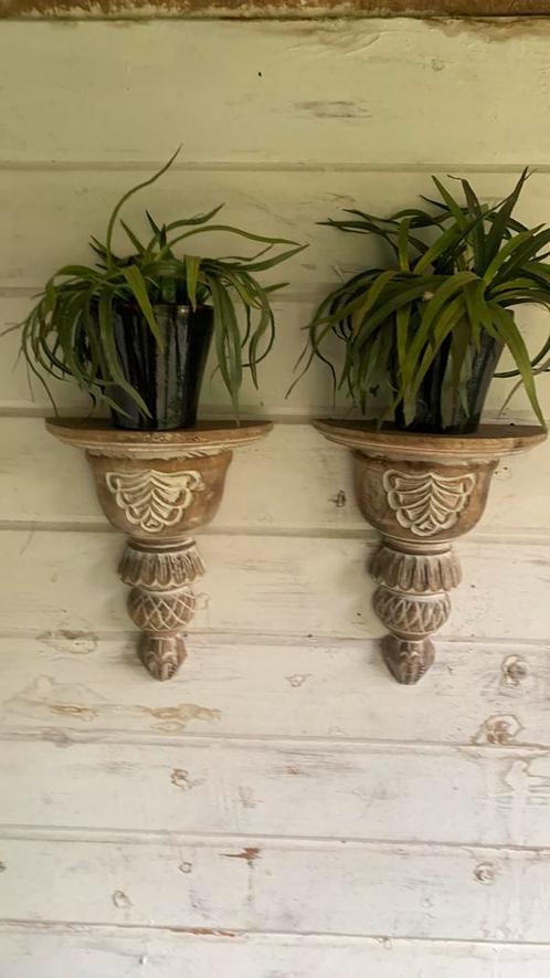 Twee wand consoles van hout