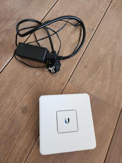 Ubiquity UniFi USG  APs  PoEs  Switch