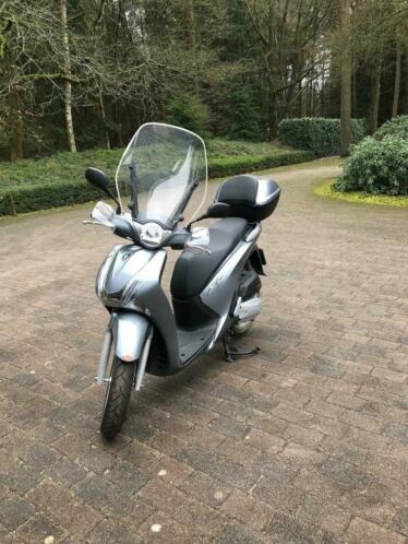 Uitstekende zgan Honda SH150i met ABS, weinig km