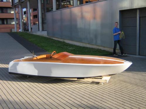 Uitzonderlijk mooie houten speedboot incl. trailer te koop