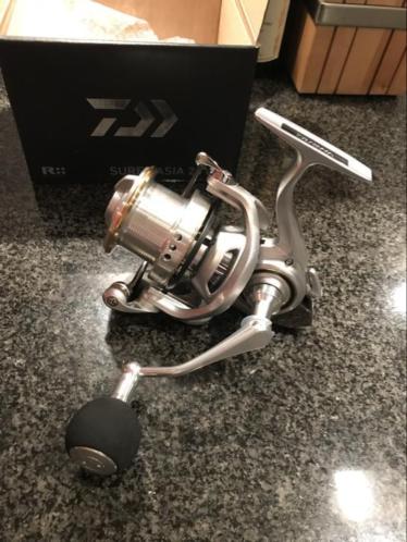 uniek  nieuwe daiwa surf basia 25 qd molens  top 