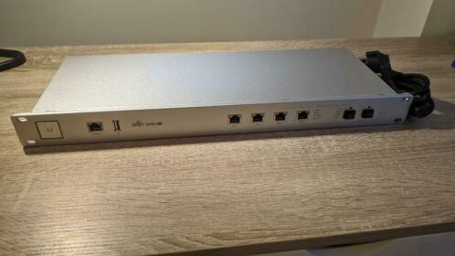 USG-PRO-4 Gateway, UniFi Switch 24