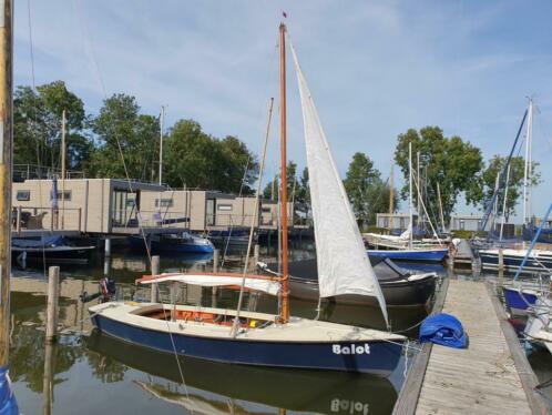 Valk met houten mast en giek