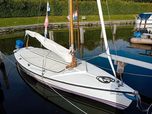 Valk zeilboot met bb.motor