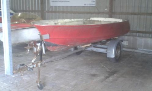 VANDAAG 325,- Placom visboot 4,10 met trailer opknapper