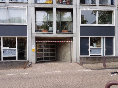 Vaste parkeerplaats in parkeergarage centrum amsterdam