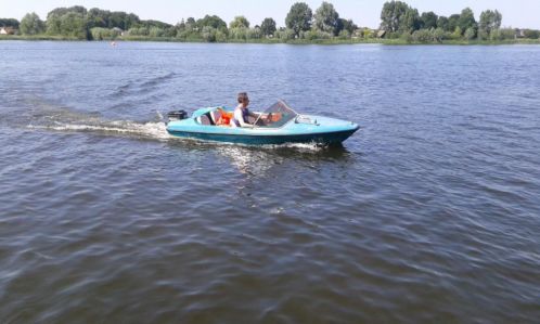 Vega speedboot met kenteken en Pega boottrailer