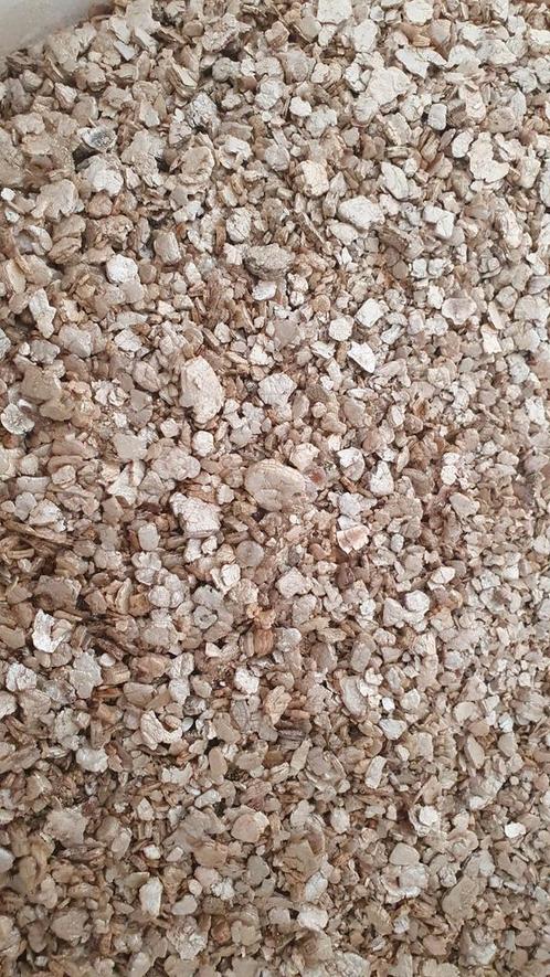 Vermiculiet, gebruikt als isolatie, grof (4)