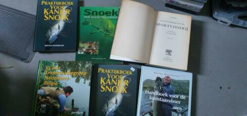 Verschillende boeken over het roofvissen en een encyclopedie