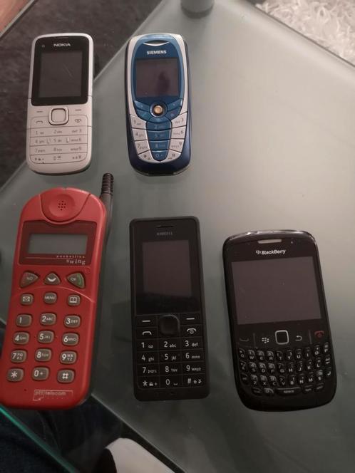 verschillende Merk oude telefoons zonder batterijen
