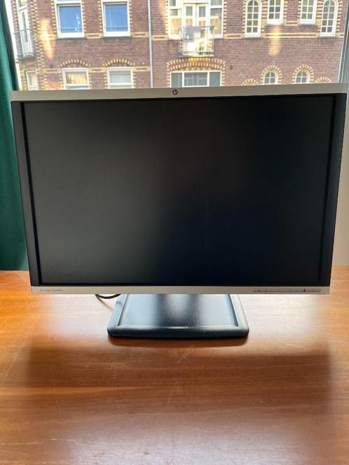 Verstelbare 24 inch 1920x1200 monitor voor gaming of kantoor