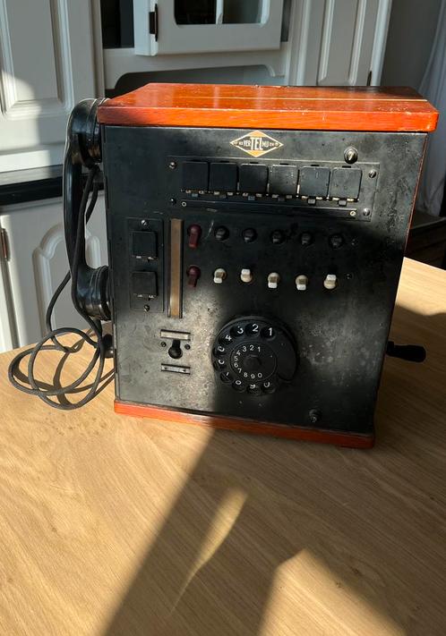 VerTELmij antieke telefooncentrale met draaischijf 1950
