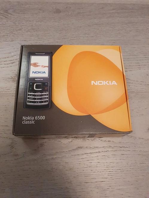 Verzameling oude telefoons in doos Nokia Samsung Sony etc