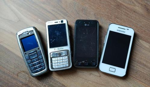 Vier oude mobieltjes (136)