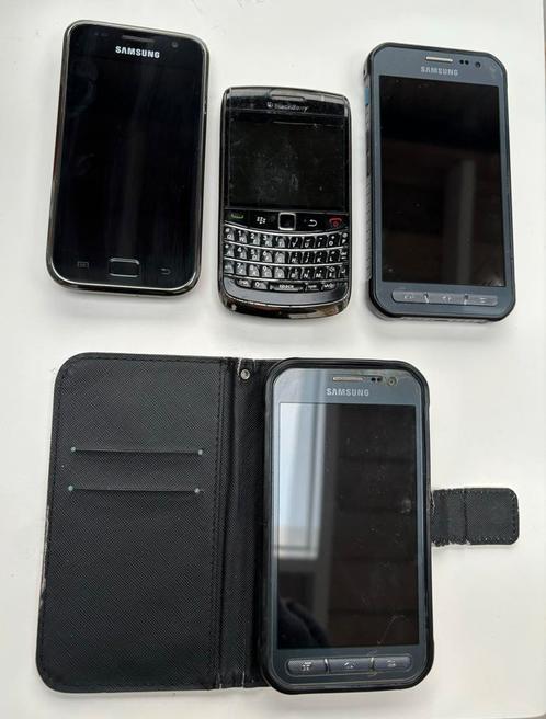 Vier telefoons Samsung en BlackBerry Bold voor de hobbyist