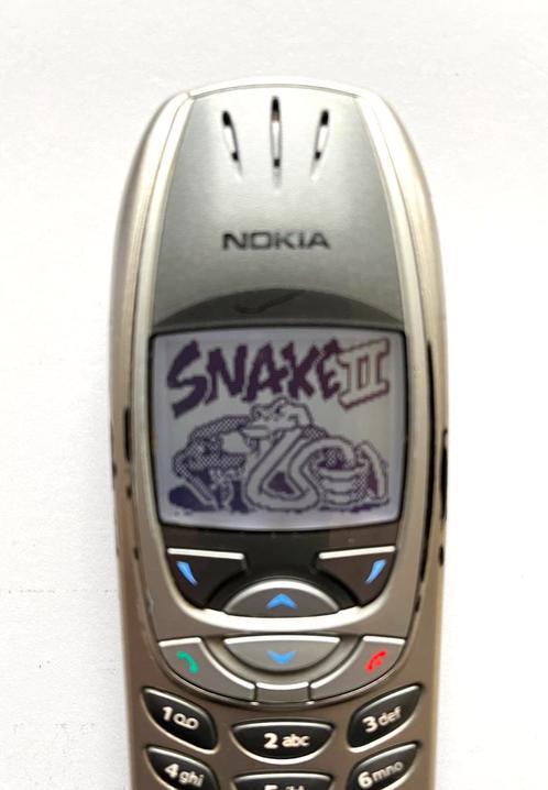 Vintage mobiel Nokia 6310i uit begin 21e eeuw met oplader