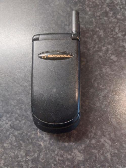 VINTAGE RETRO GSM  MOTOROLA V3688 MOBIELE TELEFOON
