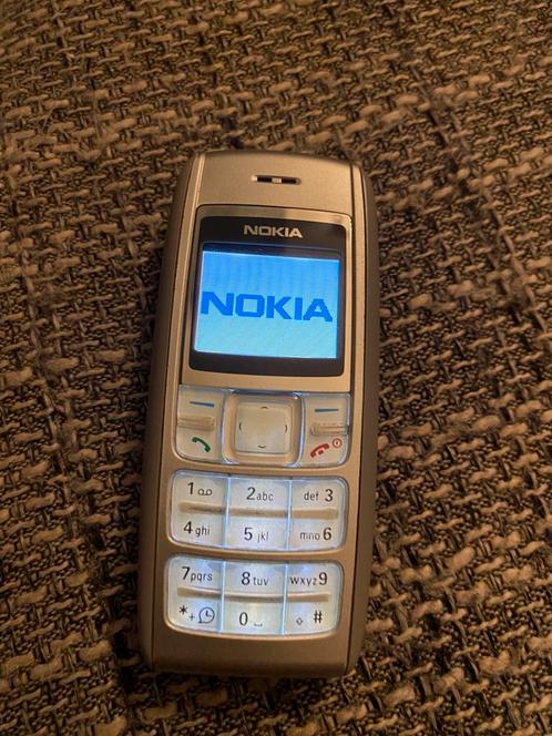 Vintage retro Nokia 1600 mobiele telefoon met oplader