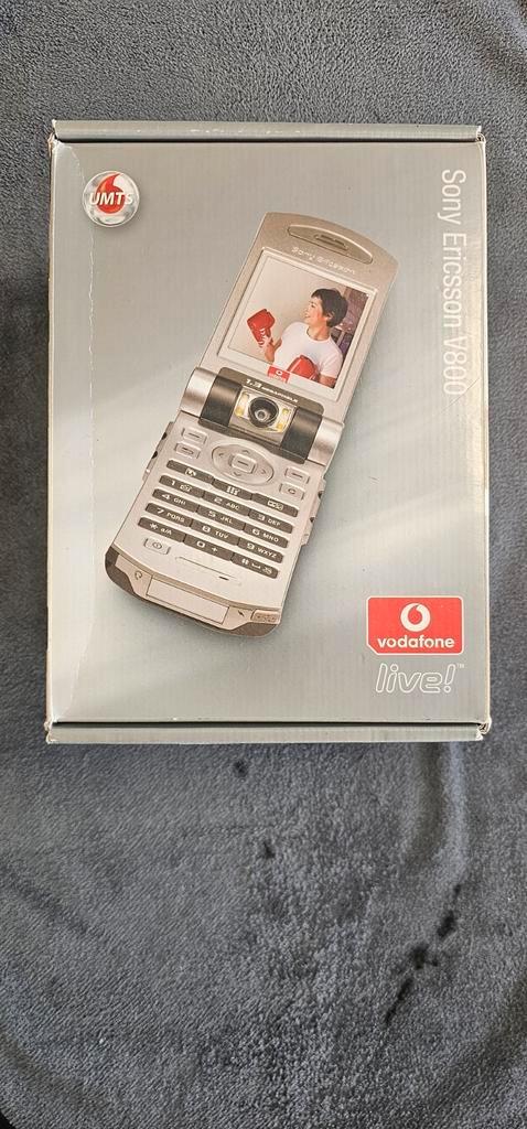 Vintage Sony Ericsson V800 in doos.