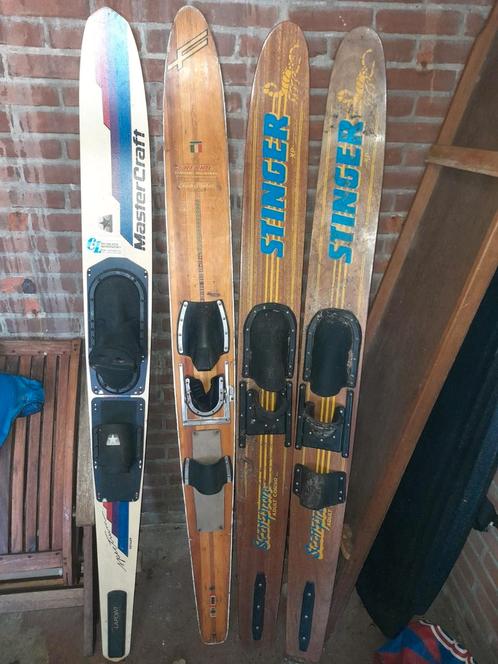 Vintage waterskix27s, vesten en een kneeboard