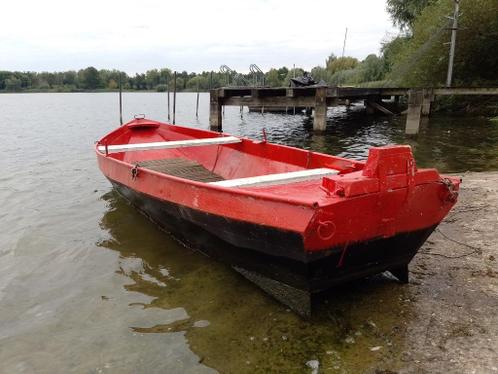 vis roeiboot met buitenboord motor