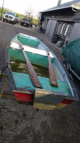 Visboot .roeiboot met bun 
