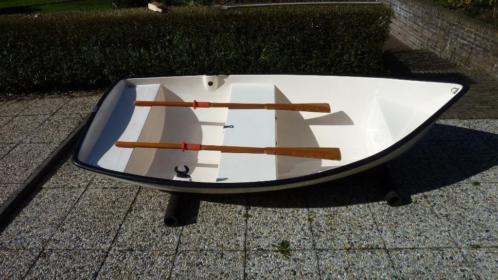 Visbootje 250, polyester dubbelwandig en luchtkasten.